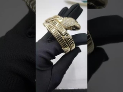 Brazalete de oro amarillo Serpenti de dos bobinas de 18 kt con diamantes demi pavé y ojos de ónix negro