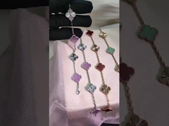 Pendientes de diamantes de oro de 18K Disponibilidad variable para distribuidores de joyería B2B