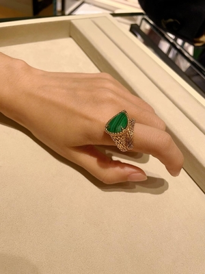 Un anillo de diamante de oro unisex 18K para su colección de joyas de lujo con y competitivo