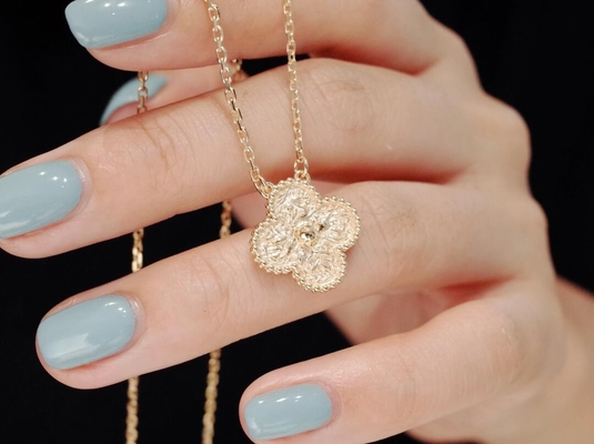 Joyería de marca personalizada de oro amarillo cepillado para un aspecto sofisticado