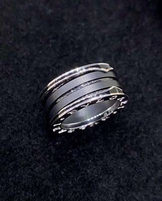 Anillo de joyería de marca de lujo de oro de 18K con dos bucles de oro blanco de 18K y una espiral cerámica negra
