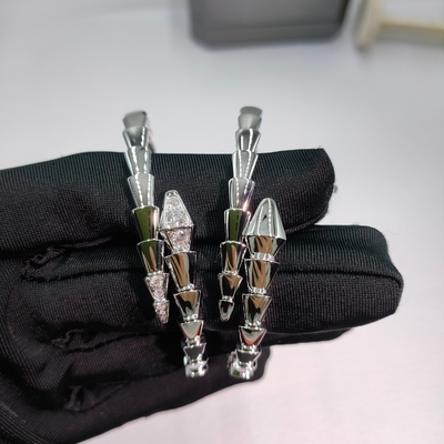 Serpenti Viper de una bobina de 18 Kt Brazalete de oro con diamantes en la cabeza y la cola Joyería alta Bulgari