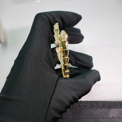 Brazalete de diamantes de oro de 18K Serpenti Viper de una bobina 18 Kt Brazalete de oro amarillo con diamantes de pavé en la cabeza y la cola.