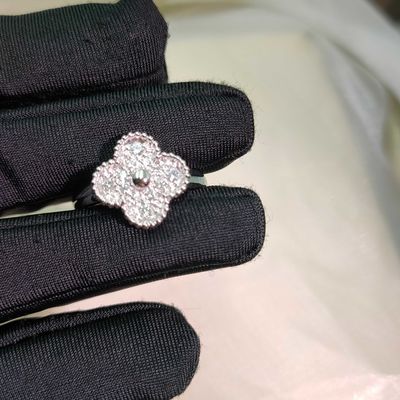 Exquisita marca de joyería de lujo estilo elevador con elegancia y artesanía atemporales