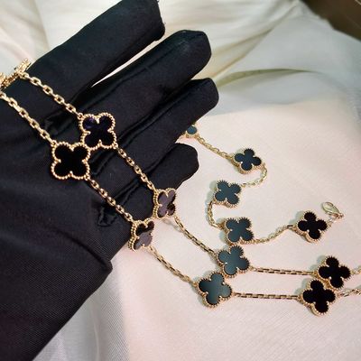 Joyería artesanal de ajuste de HK elevando la belleza del diamante con ajustes de punta seguros